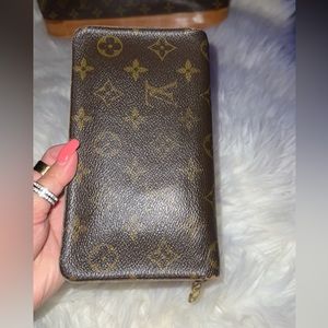 Louis Vuitton Zippy Wallet. Serial code: CA0969